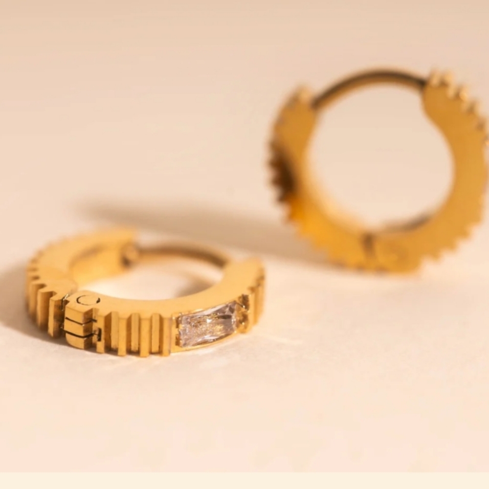 NWT Oh Clementine Crystal Textured Tiny Huggie Hoop Earrings 18k Gold - Picture 2 of 6